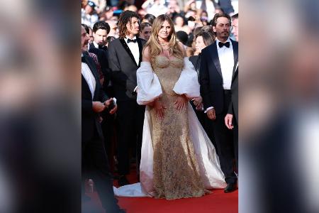 Sohn Henry begleitete sie: Heidi Klum glänzt in Cannes im Korsett-Look