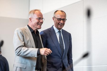Gute Laune bei SPD-Fraktionschef Miersch und Kanzler Merz, zumindest für diesen Tag.