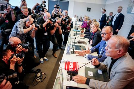 Es ist Merz' erster Besuch in der SPD-Fraktion als Kanzler.