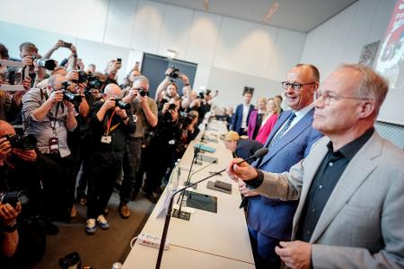 Berlin: Kanzler trifft SPD-Fraktion - Merz und Miersch bei der Sitzung im Bundestag