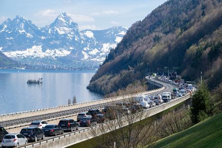 Am Gotthardtunnel ist zu Stoßzeiten stundenlange Geduld nötig. (Archivbild)