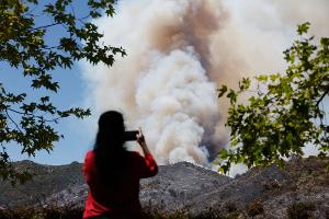 Die Feuerwehr macht Fortschritte bei der Brandbekämpfung. 