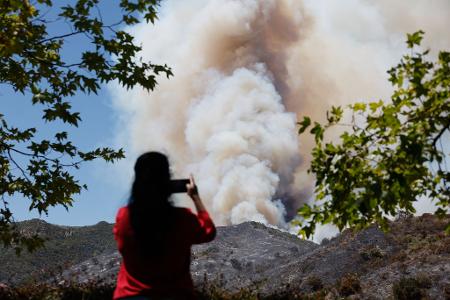 Die Feuerwehr macht Fortschritte bei der Brandbekämpfung. 