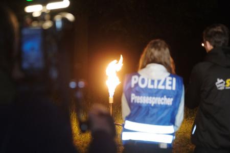 Das restliche Gas aus den Leitungen wurde in der Nacht rund um die Unfallstelle geleert. Es wurde über eine Fackel abgebrannt.