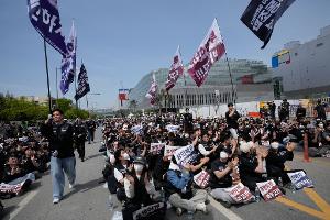 Mitglieder der Gewerkschaft von Samsung Electronics demonstrieren im April vor dem Computerchip-Komplex des Unternehmens im südkoreanischen Pyeongtaek für höhere Prämien.