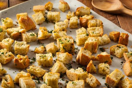 Brotsalat mit Käse