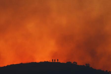Im Angesicht der Feuersbrunst - Feuerwehrleute in Simi Valley.