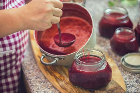 Person kocht Marmelade selbst