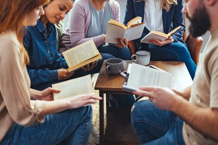 Buchclub in einem Cafe