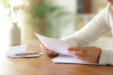 Frau schreibt einen Brief per Hand