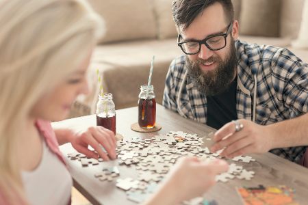 Junges Paar beim Puzzeln
