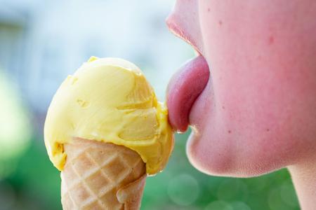 Schlangen vor Eisdielen - damit muss am Wochenende gerechnet werden. (Archivbild)
