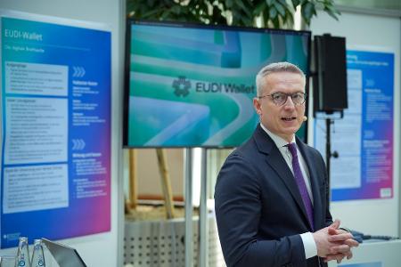 Digitalminister Karsten Wildberger (CDU) ist verantwortlich für die Einführung der EUDI-Wallet in Deutschland. Er hat sich auf das Startdatum 2. Januar festgelegt. (Archivbild)