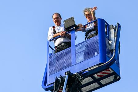Im vergangenen Sommer ließ sich Bundesinnenminister Alexander Dobrindt (CSU) in Quedlinburg unter anderem zeigen, wie Ehrenamtliche des THW mit schwerem Gerät bei der Bergung von Menschen aus eingestürzten Gebäuden helfen können. (Archivbild)