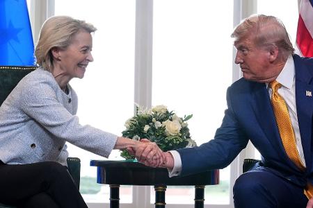 Sie vereinbarten im vergangenen Sommer den Zolldeal: EU-Kommissionspräsidentin Ursula von der Leyen und US-Präsident Donald Trump. (Archivbild)