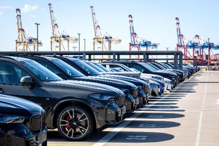 Der Verband der Automobilindustrie (VDA) begrüßt die Einigung, warnt aber zugleich: Auch die aktuell geltenden US-Zölle in Höhe von 15 Prozent für Pkw und deren Teile stellen weiterhin eine spürbare Herausforderung für die deutsche Automobilindustrie dar. (Archivbild)