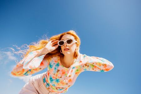 Frau mit Sonnenbrille