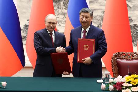 Xi und Putin unterzeichneten auch mehrere Dokumente. 