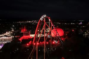 Finalfieber im Europa-Park: Achterbahnen leuchten für Freiburg