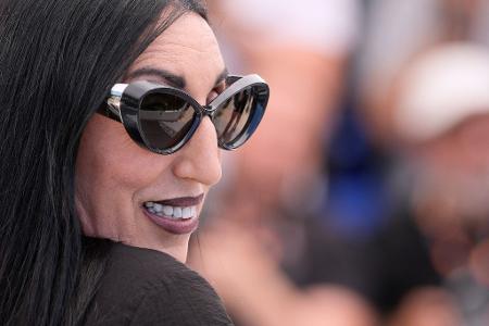 Cannes (Frankreich): Schwarze Sonnenbrille, großer Auftritt: Rossy de Palma beim „Bitter Christmas“-Fototermin