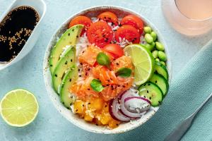 Poke Bowl mit Avocado, Lachs und Kirschtomaten