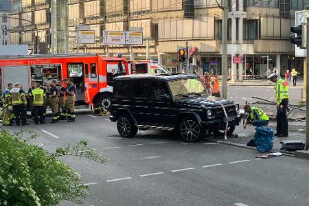 Der Fahrer war in der Stuttgarter Innenstadt mit seinem Geländewagen von der Straße abgekommen. (Archivbild)