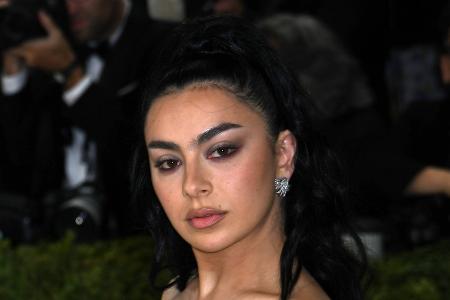 Beauty-Geheimnis: Charli xcx schminkt sich nach Partys nicht ab