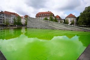 Auch der Mauerbrunnen vor dem Wirtschaftsministerium in Berlin leuchtete am Morgen grün.