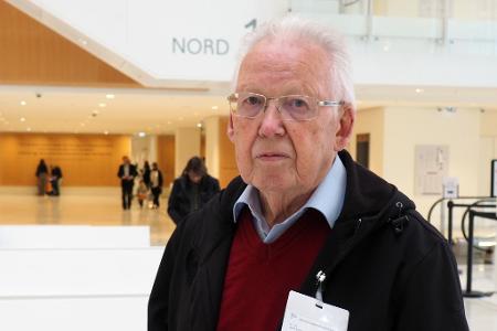 Hinterbliebene wie Bernd Gans, der bei dem Absturz seine Tochter verlor, empfinden über den Schuldspruch im Prozess Genugtuung. (Archivbild)
