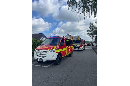 Durch das schnelle Eingreifen konnte ein Übergreifen des Feuers auf das angrenzende Wohnhaus verhindert werden. Quelle: Feuerwehr Menden.