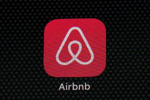 Künstliche Intelligenz soll die Airbnb-App stärker auf einzelne Nutzer zuschneiden. (Archivbild) 