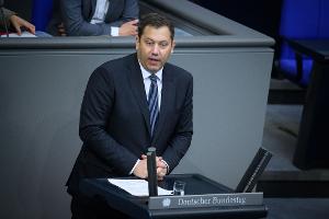 Bundesfinanzminister Klingbeil (SPD) zeigt sich offen dafür, Subventionen und Steuervergünstigungen um einen pauschalen Prozentsatz abzuschmelzen.