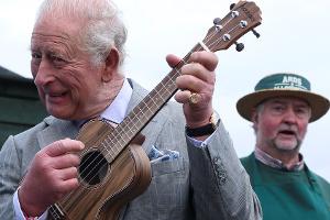 König Charles greift zur Ukulele - und überrascht alle Anwesenden