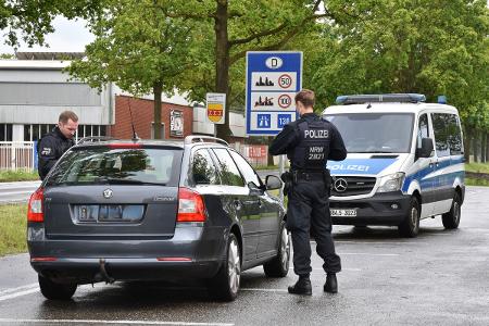 Beamte kontrollieren Pkw
