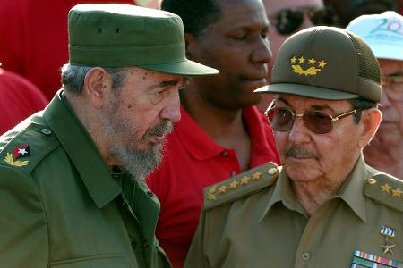 Die Brüder Fidel (l) und Raúl Castro (r) waren die Anführer der kubanischen Revolution. (Archivbild)