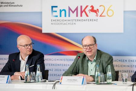 Die Energieminister von Schleswig-Holstein und Niedersachsen, Tobias Goldschmidt (l.) und Christian Meyer (beide Grüne), sehen die Energiewende-Reformpläne der Bundesregierung kritisch. 