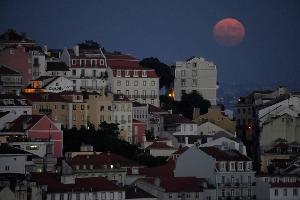 Nach der Mutter wurde nicht nur in Portugal fieberhaft gesucht. Nach der Festnahme wurden sie und der Stiefvater in Untersuchungshaft genommen. (Symbolbild)