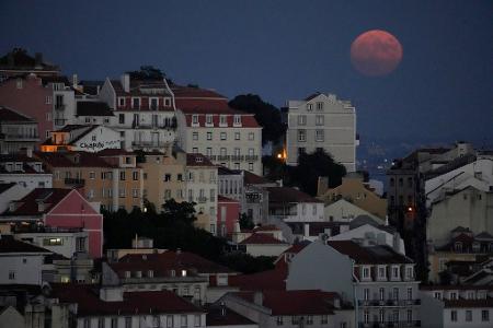Nach der Mutter wurde nicht nur in Portugal fieberhaft gesucht. Nach der Festnahme wurden sie und der Stiefvater in Untersuchungshaft genommen. (Symbolbild)