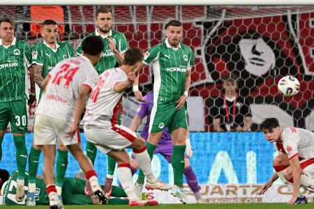 Traumfreistoß lässt Essen gegen Fürth jubeln