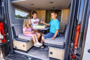 Sitzgruppe hinten, Campingbus, Familie