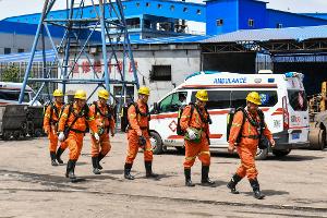 Mehrere hundert Rettungskräfte sind nach wie vor im Einsatz.
