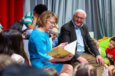 Mit seiner Frau Elke Büdenbender las er Kindern in Berlin vor.