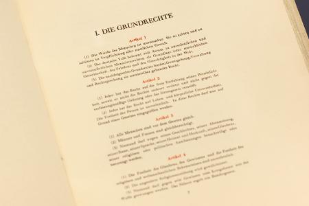 Das Grundgesetz mit seinen verbrieften Rechten ist aus Sicht von Bundespräsident Steinmeier ein Grund zum Feiern. (Archivbild)