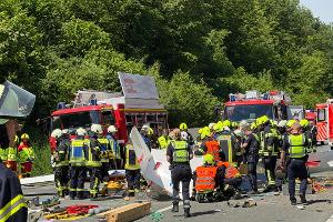 Rettungsdienste und Polizei arbeiten an der Unfallstelle, nachdem ein Segelflugzeug auf die A45 gestürzt ist. 