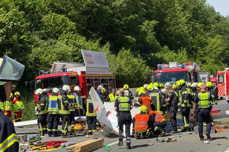 Rettungsdienste und Polizei arbeiten an der Unfallstelle, nachdem ein Segelflugzeug auf die A45 gestürzt ist. 