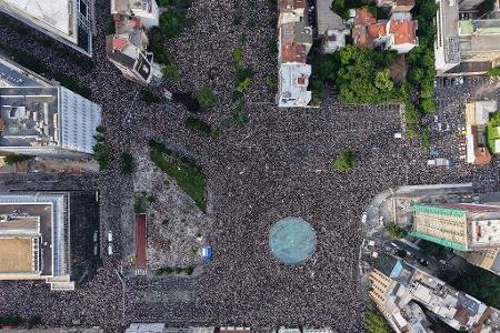 Regierungsgegner nehmen in Belgrad an einer Kundgebung teil, die von protestierenden serbischen Universitätsstudenten angeführt wird. Sie fordern größere politische Veränderungen in dem von Präsident Vucic geführten Balkanstaat.