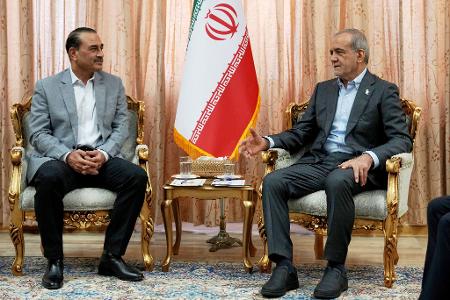Pakistans Armeechef Asim Munir traf unter anderem Irans Präsidenten Massud Peseschkian in Teheran, danach sprach Islamabad von sehr produktiven Treffen.