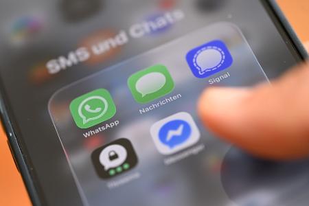 Was tun - eine SMS schicken oder doch lieber einen Chatdienst nutzen? 