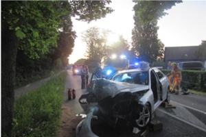 Der Mercedes kollidierte mit einem Baum.