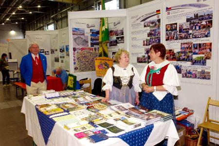Stände präsentieren Brauchtum und Kultur der Vertriebenen und ihrer Heimatregionen beim Sudetendeutschen Tag auf dem Messegelände. 